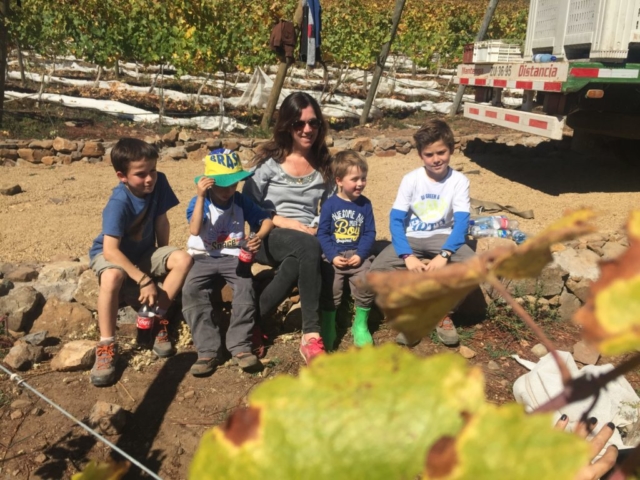 Maida, la señora de Rahmer, junto a sus cuatro niños en pena cosecha.