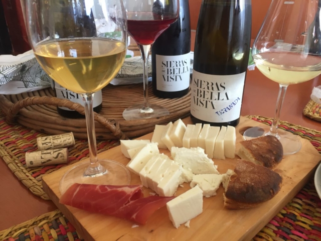 Amarrillo dorado intenso es el Riesling Veranada 2014., criado bajo velo de flor.