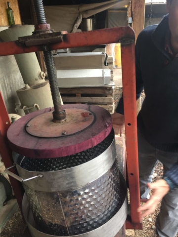 Puro ingenio, prensa de canasto, hecha con un tambor de lavadora de ropa.