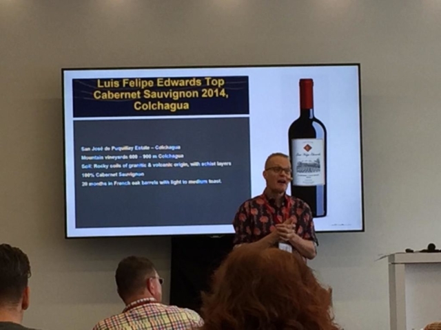 Tim Atkin durante la degustación organizada por Wines of Chile.