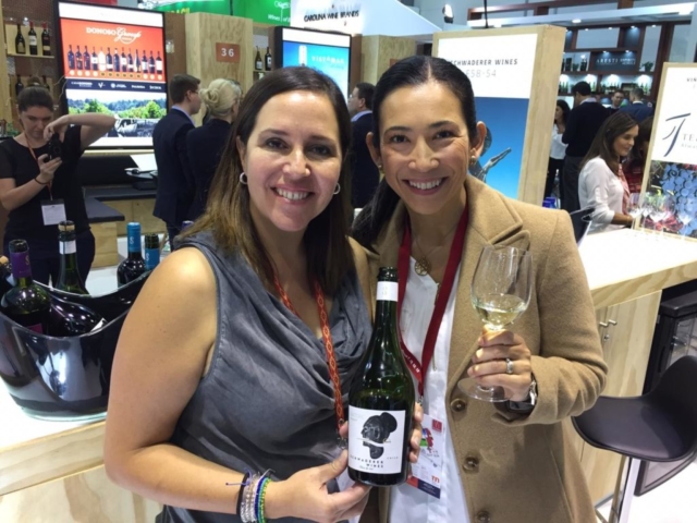 Constanza Schwaderer y Soledad Meneses en el stand de Chile, ProWein 2019.