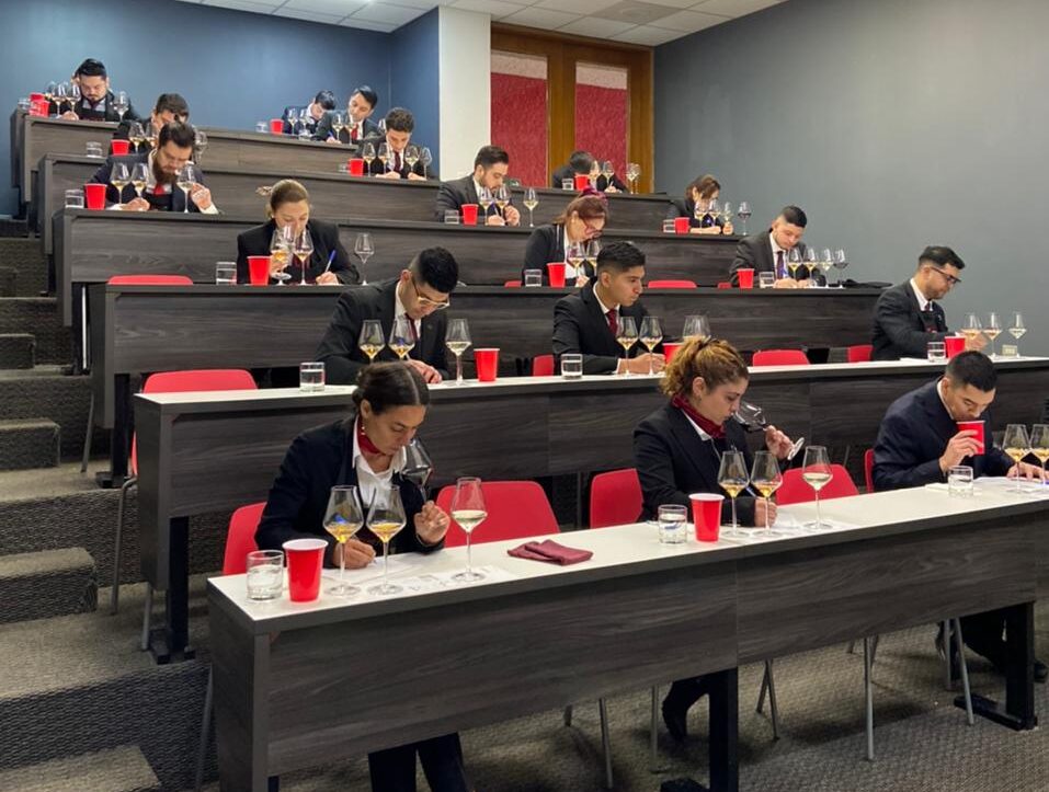 Los concursantes durante las pruebas escritas ayer AM en INACAP Apoquindo..